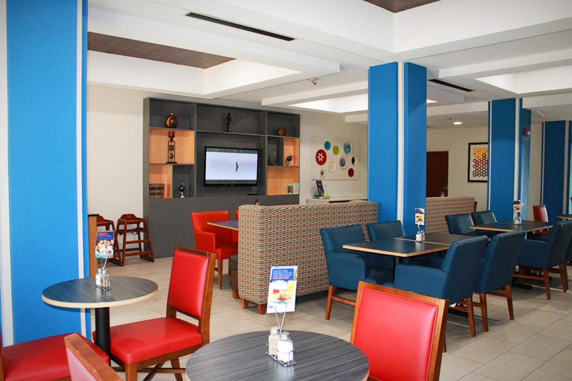Holiday Inn Express Mccomb By Ihg Zewnętrze zdjęcie